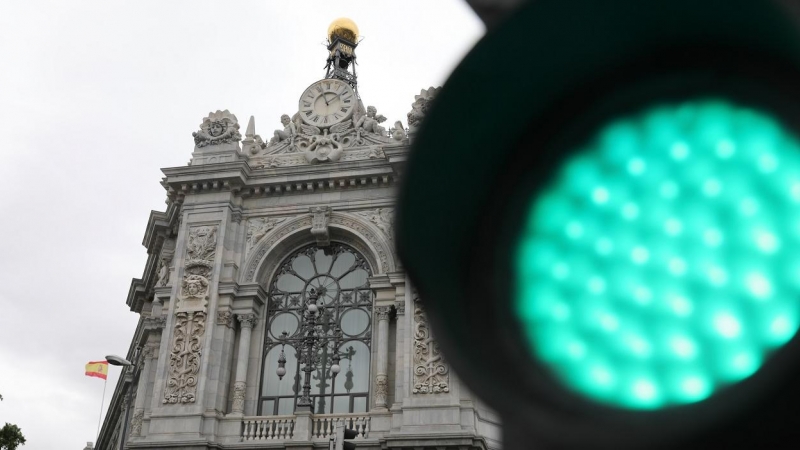 Un semáforo en verde cerca de la sede del Banco de España en Madrid.  E.P./Isabel Infantes