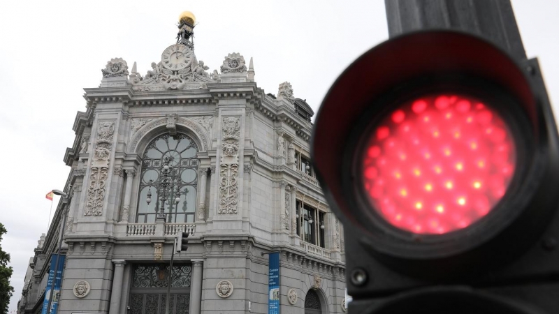 Un semáforo en rojo cerca de la sede del Banco de España en Madrid. E.P./Isabel Infantes