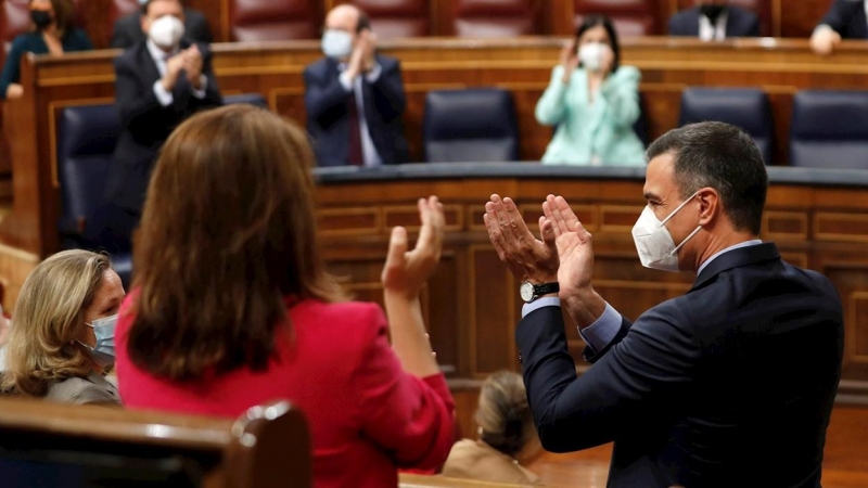 El presidente del Ejecutivo, Pedro Sánchez, recibe una ovación de la bancada socialista a su llegada a la sesión de control al Gobierno celebrada este miércoles en el Congreso.