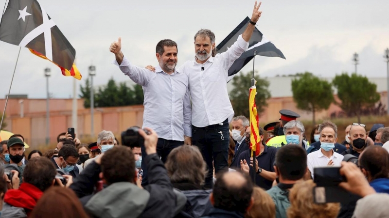 El presidente de Omnium, Jordi Cuixart, y el expresidente de la ANC, Jordi Sánchez, saludan a los simpatizantes que se han congregado a las puertas del centro Penitenciario de Lledoners.