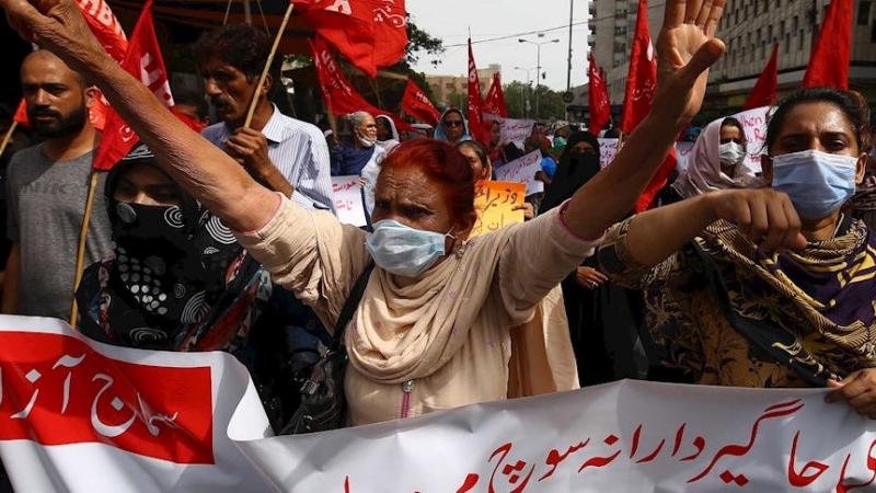 Mujeres paquistaníes gritan consignas durante una protesta contra la declaración del Primer Ministro Imran Khan sobre la ropa de mujer, en Islamabad, Pakistán, el 23 de junio de 2021.