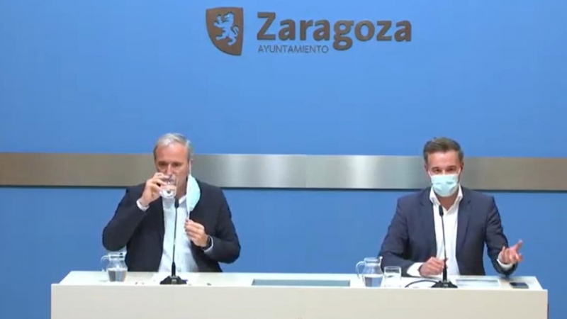 El alcalde de Zaragoza, Jorge Azcón, bebe durante la comparecencia en la que ratificó la información de Público sobre los negocios inmobiliarios de su familia.