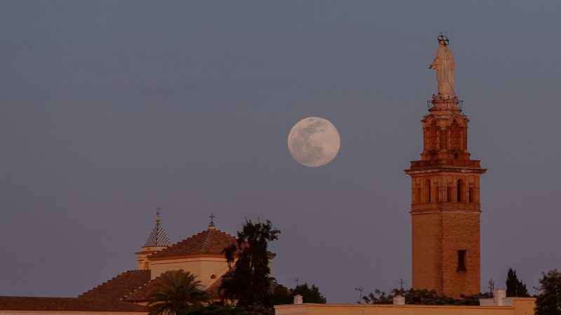Superluna rosa de abril en el Monumento del Sagrado Corazón en San Juan de Aznalfarache, Sevilla a 7 de abril del 2020.