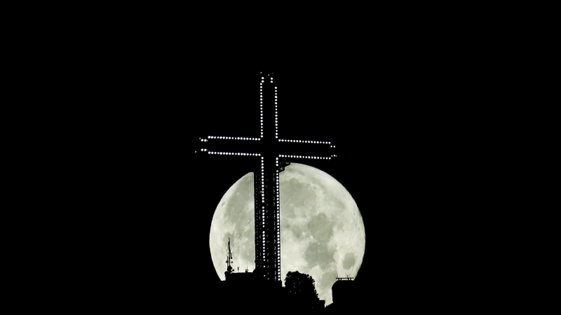 Superluna a través de la Cruz del Milenio ('millenium cross') en Skopje (Macedonia)