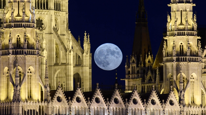 Luna llena junto al Parlamento húngaro (Budapest)