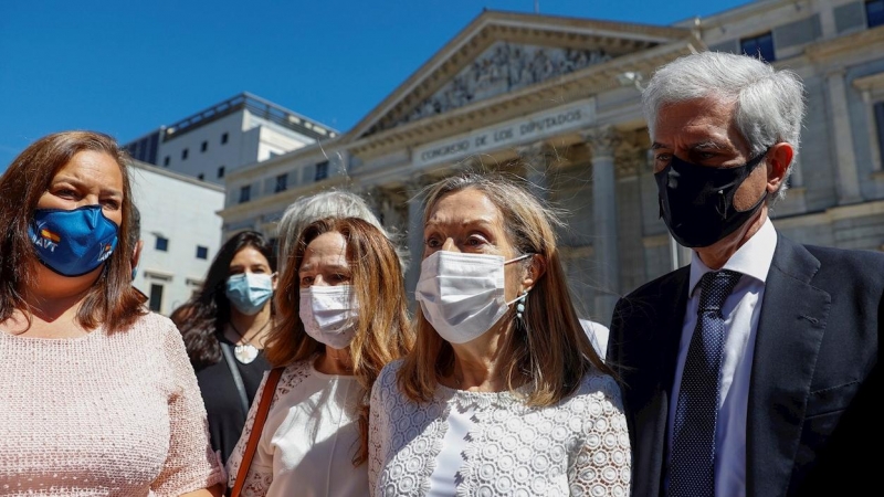 La vicesecretaria de Política Social del PP, Ana Pastor, se suma a la concentración de la Asociación de Víctimas del Terrorismo y otros colectivos, este domingo frente al Congreso. - EFE