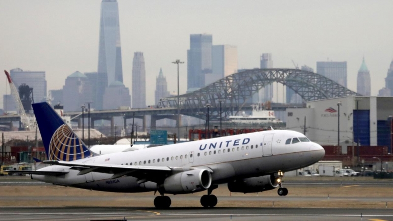 Un avión de la aerolínea United Airlines del aeropuerto de Newark, en Nueva York, en diciembre de 2019. REUTERS/Chris Helgren