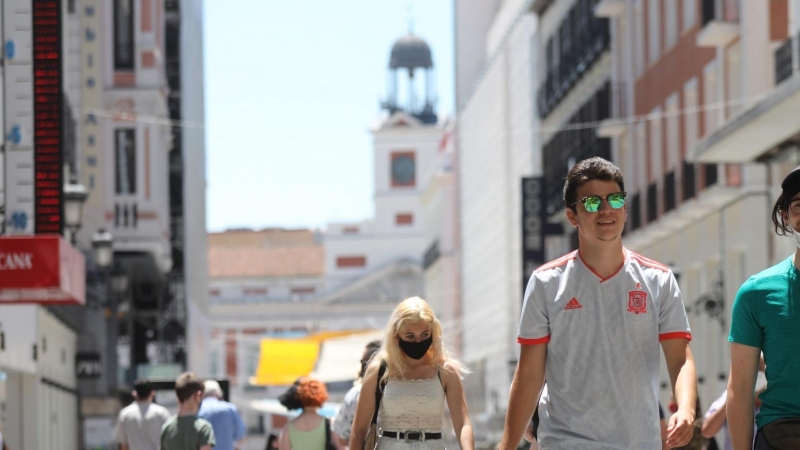 Varias personas caminan sin mascarilla en el centro de la capital, a 28 de junio de 2021, en Madrid, (España).