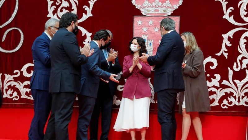 La presidenta madrileña, Isabel Díaz Ayuso (c) conversa con sus nuevos consejeros tras la ceremonia de toma de posesión el pasado 21 de junio en la Real Casa de Correos.