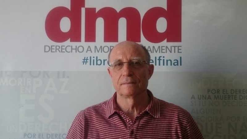 El defensor de la eutanasia Ángel Hernández, en la sede de la asociación Derecho a Morir Dignamente.