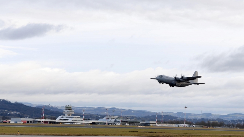 C-130 Hercules aterrizando. Foto de archivo.