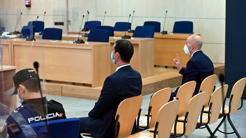 El judici a l'Audiència Nacional contra dos mossos d'Esquadra, d'esquena, que acompanyaven Puigdemont a Alemanya el març del 2018, el 6-7-21.