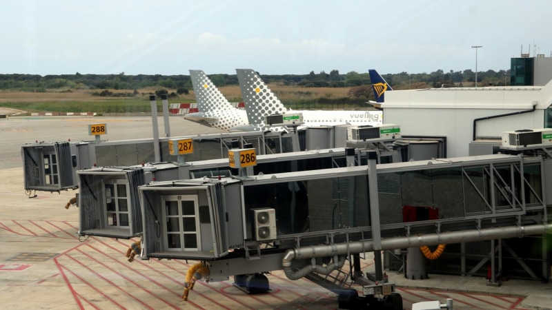 Alguns dels nous 'fingers' que s'han instal·lat al dic sud de la terminal 1 de l'aeroport del Prat, el 28 d'abril del 2021