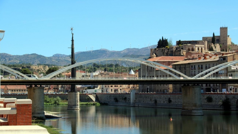 La façana fluvial de Tortosa amb el monument franquista al mig del riu. Imatge 13 de maig del 2019