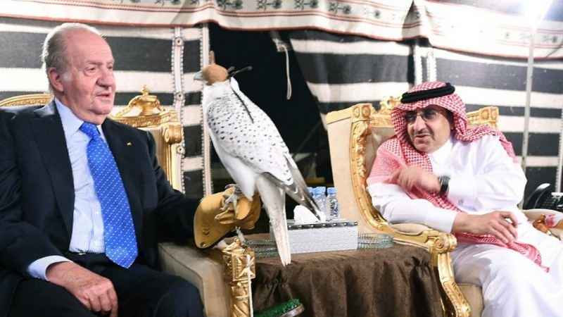 Juan Carlos I con el recién coronado rey Salman bin Abdulaziz, durante el viaje privado que hizo a Arabia Saudí en 2015 para felicitar al que, siendo príncipe y gobernador de Riad, le prestó los primeros 100 millones de dólares sobre los que levantó su fo