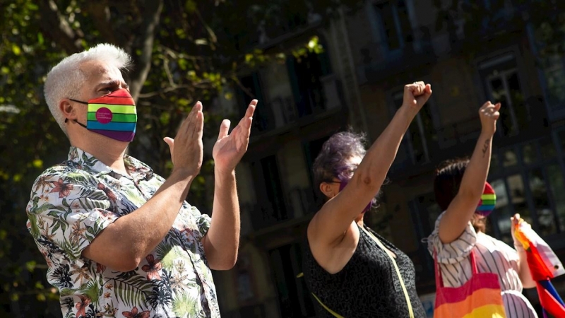 Decenas de ciudadanos se concentraron esta tarde en Barcelona para condenar las agresiones LGTBIfóbicas.