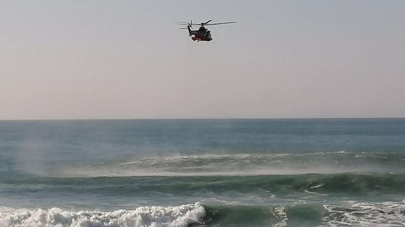 Imagen de archivo de un helicóptero sobrevolando el mar. - EUROPA PRESS