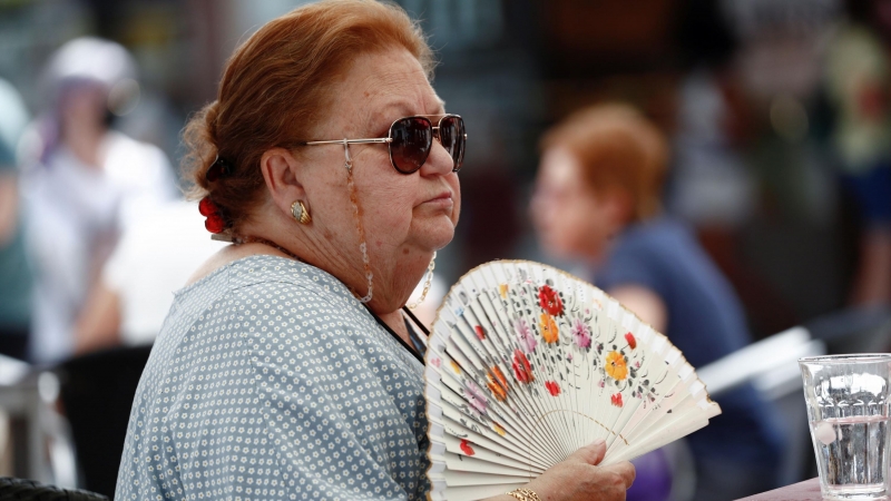 10/07/2021. Una mujer utiliza un abanico debido a las altas temperaturas, en Madrid. - REUTERS