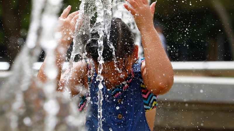 Una niña se refresca en una de las fuentes de Córdoba para aliviar el calor. - EFE
