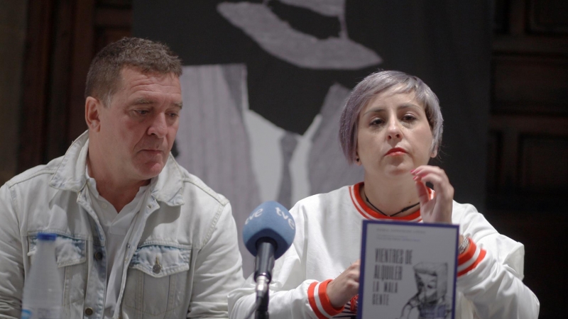 La abogada y defensora de los derechos humanos Nuria González acompañada por el escritor Carlos Quílez.