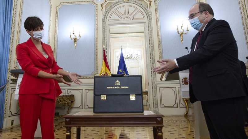 La nueva ministra Portavoz y de Política Territorial, Isabel Rodríguez, recibe la cartera ministerial de su predecesor, Miquel Iceta, en el Ministerio de Política Territorial
