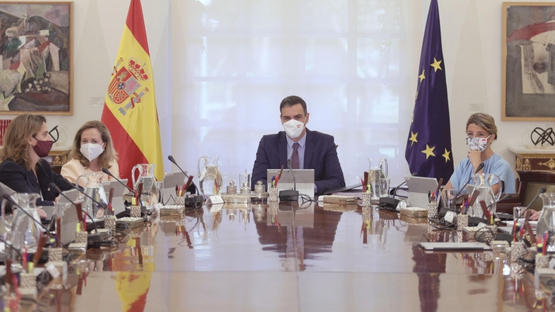 Pedro Sánchez, Teresa Ribera, Yolanda Díaz,  Nadia Calviño en la primera reunión ministerial.