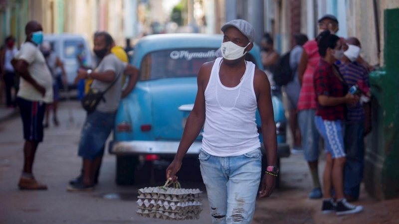Un hombre camina por una calle de La Habana.