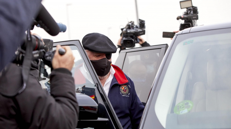 El excomisario José Manuel Villarejo sale de la cárcel de Extremera, en Madrid.