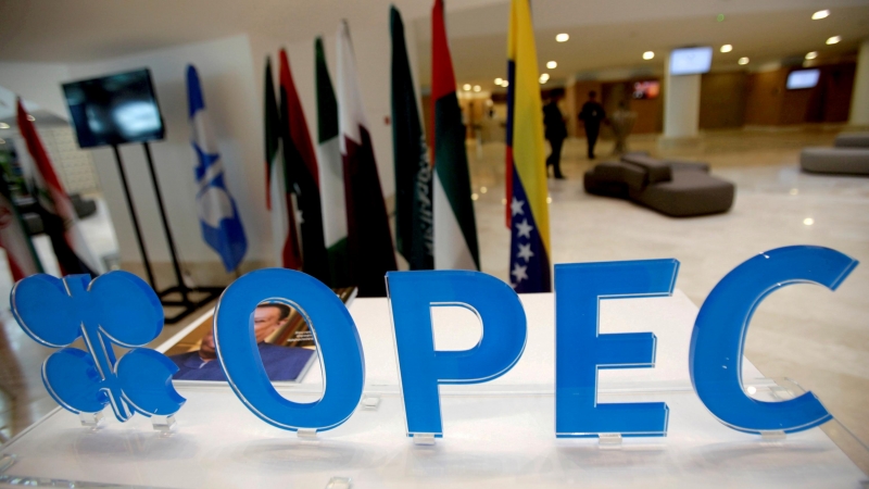 Imagen de archivo del logo de la OPEP (OPEC, en inglés) en una sala donde se reúnen los miembros de la organización, en Argel. - REUTERS