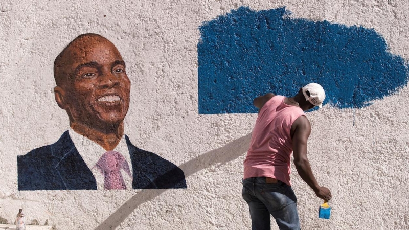Un hombre pinta hoy un mural en homenaje al asesinado expresidente Jovenel Moise, en Puerto Príncipe.