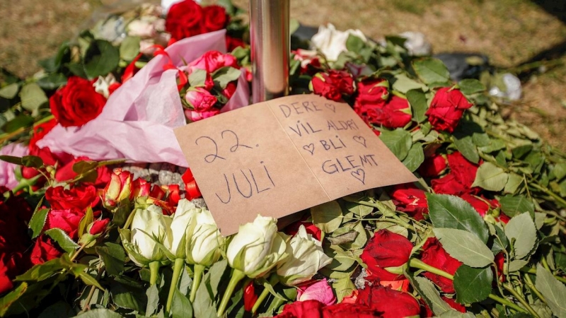 Rosas fuera de la catedral de Oslo durante el memorial por las víctimas de Utoya.