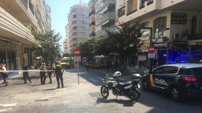 Varios policías controlan la terraza de un bar en Marbella tras haber sido arrollada por un coche, a 19 de julio de 2021