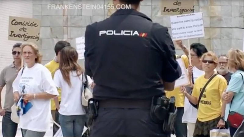La policía impide a las víctimas del Alvia entrar al acto de entrega de las Medallas de Galicia en el año 2014 Foto: