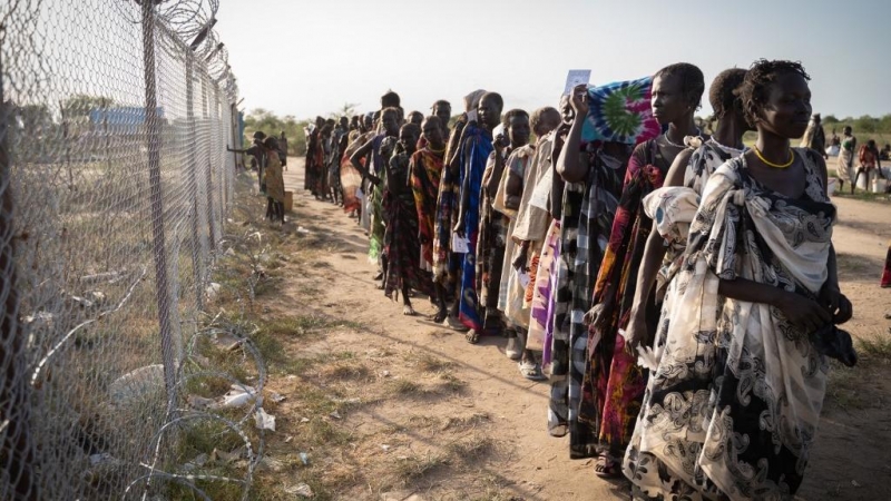 Mujeres de Sudán del Sur hacen fila para recibir comida enviada por Naciones Unidas.