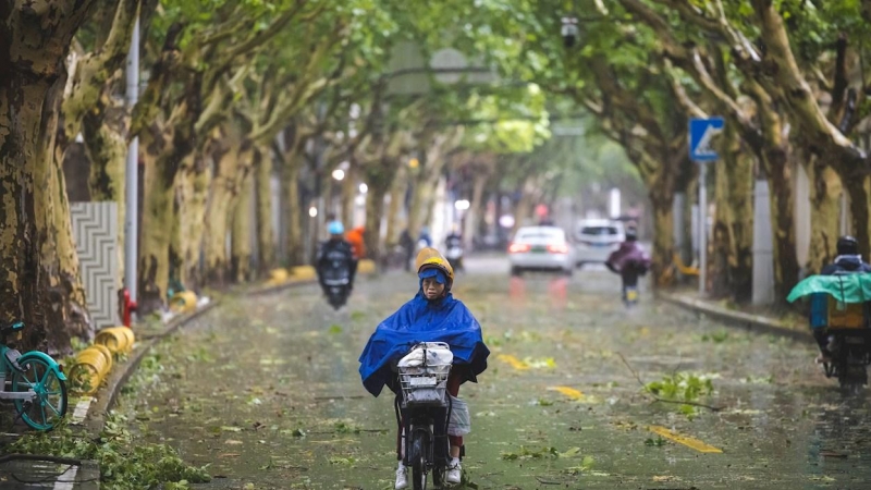 El tifón In-Fa paraliza el este de China y obliga a la evacuación de 100.000 personas