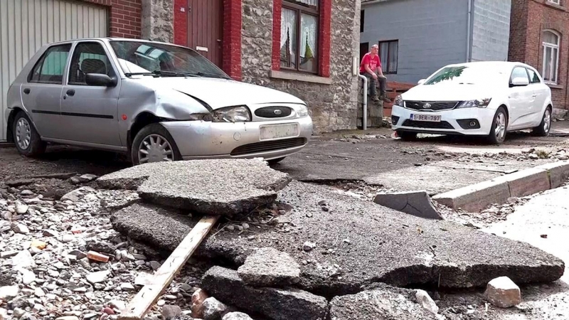 Los vecinos de Dinant (sur de Bélgica) estuvieron este domingo limpiando los destrozos que han dejado en coches, en garages y en la calzada las tormentas que este sábado volvieron a caer en diversas regiones de Bélgica, causando algunas inundaciones.