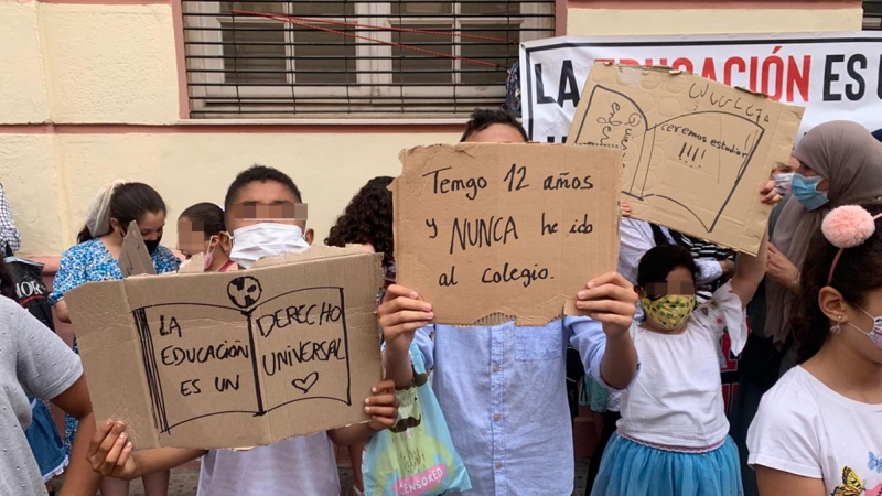 Menores de Melilla y sus familias sin papeles protestan por la negativa de la ciudad a escolarizarlos, en 2020.