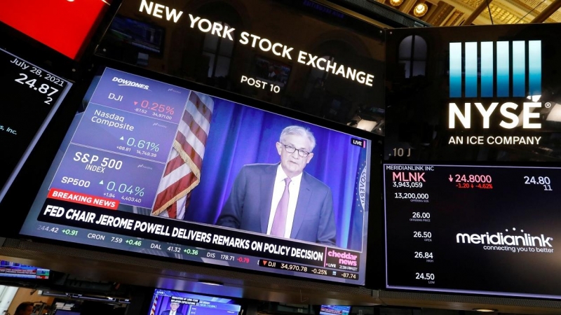 Una pantalla de televisión en el patio de negociación de la Bolsa de Nueva York (NYSE, en sus siglas en inglés) ofrece la rueda de prensa del presidente de la Reserva Federal, Jerome Powell, tras la reunión del banco central estadounidense. REUTERS/Andrew