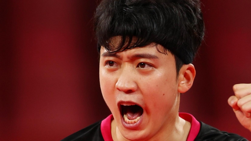 Jeoung Young-Sik de Corea del Sur reacciona durante el partido contra Fan Zhendong de China.