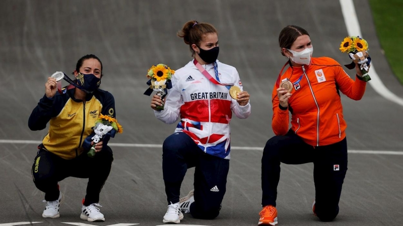 Las campeonas durante la ceremonia de premiación del BMX femenino en los Juegos Olímpicos 2020.