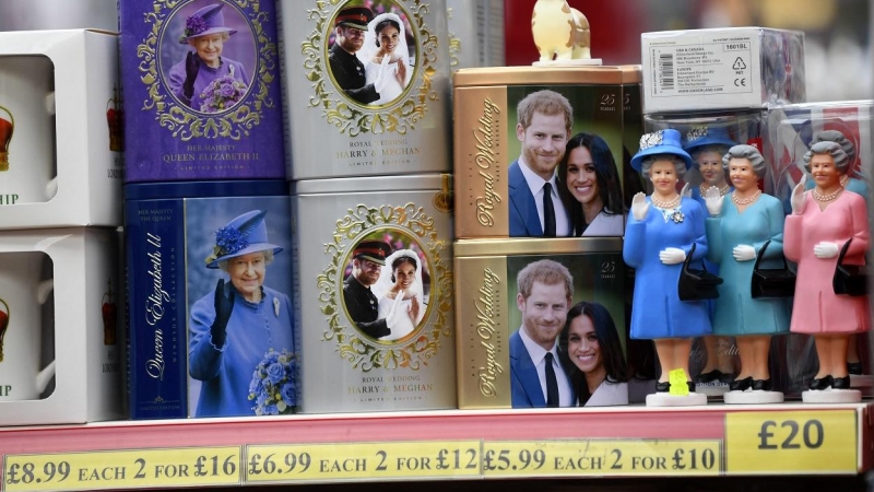 Diversos objetos de recuerdo de la familia real británica, en una tienda de 'souvenirs' en Windsor, al oeste de Londres. AFP