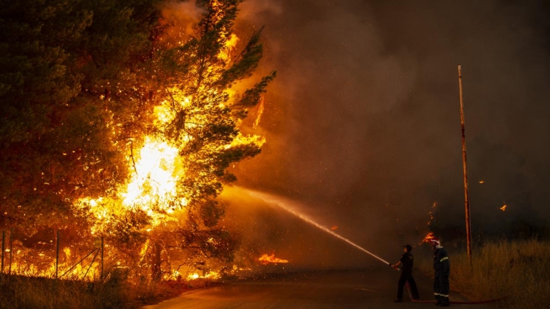 Los incendios forestales que arden en Grecia han sido causados por sequías generalizadas y temperaturas inusualmente altas que se han disparado a entre 40 y 47 grados centígrados durante los últimos 10 días.