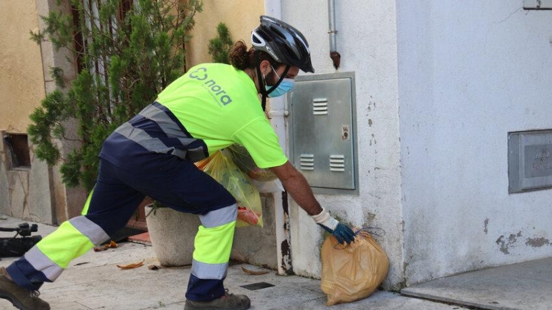 Els treballadors i treballadores municipals passen a recollir la brossa casa per casa en el sistema porta a porta com és el cas del municipi català de la fotografia, a Riudellots del a Selva.