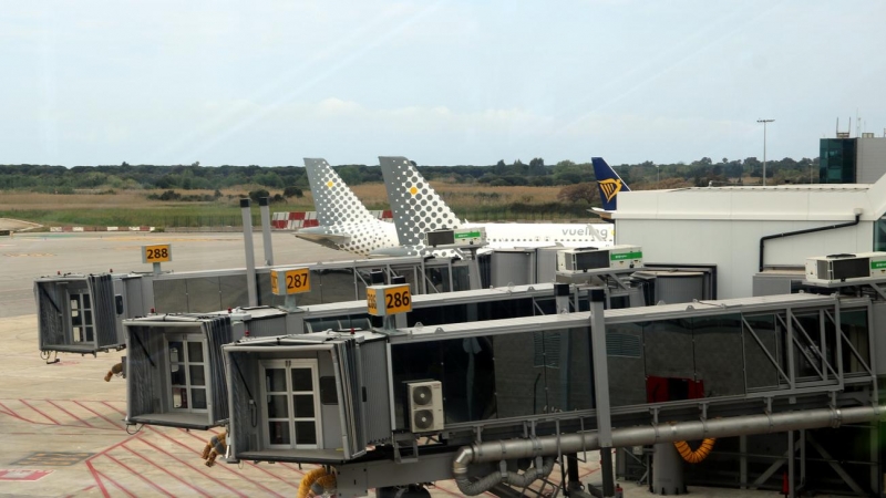 Alguns dels nous 'fingers' que s'han instal·lat al dic sud de la terminal 1 de l'aeroport del Prat, el 28 d'abril del 2021