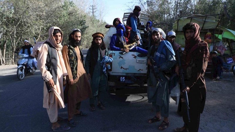 Un grupo de talibanes, en un checkpoint en la ciudad de Herat.