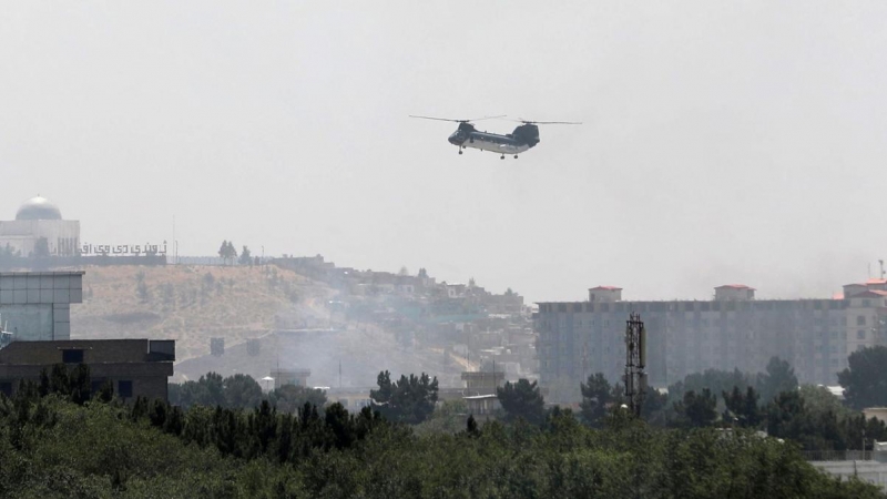 Un helicóptero militar sobrevuela Kabul.