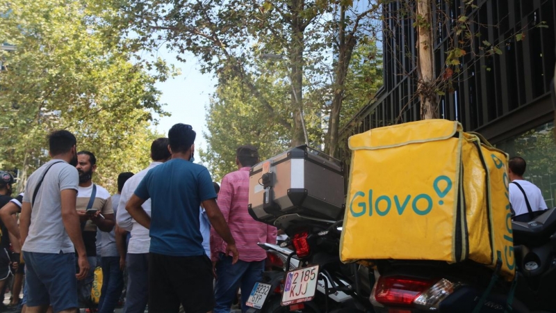 Una motxilla de Glovo davant la seu de l'empresa, situada al barri del Poblenou de Barcelona, on aquest dilluns s'han manifestat més d'un centenar de riders.
