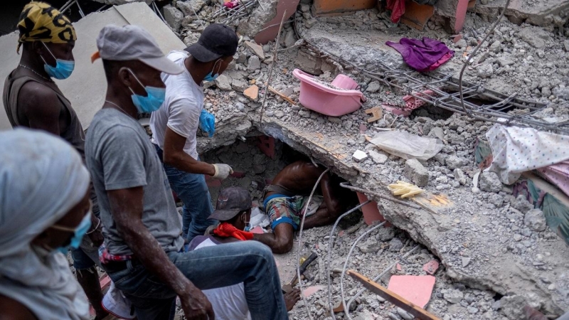 Los equipos de rescate buscan supervivientes del terremoto de Haití del pasado fin de semana entre los escombros de un hotel destruido en Les Cayes. REUTERS / Ricardo Arduengo