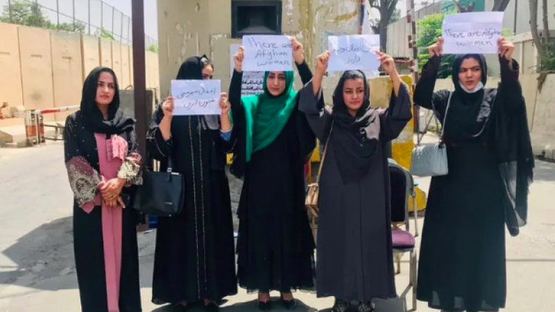 Imagen de las manifestantes feministas en Kabul.