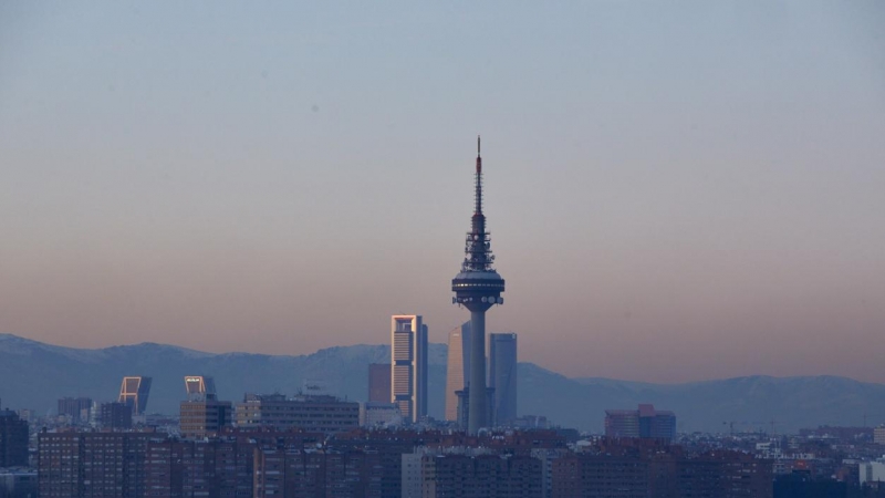 Capa de contaminación sobre la ciudad desde el Cerro del Tío Pío en Madrid (España), a 18 de enero de 2021.